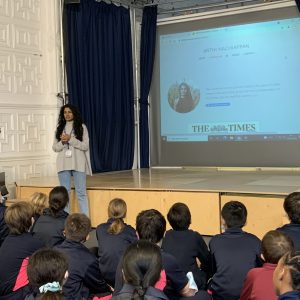 Journalist Arthi Nachiappan talks to a group of students